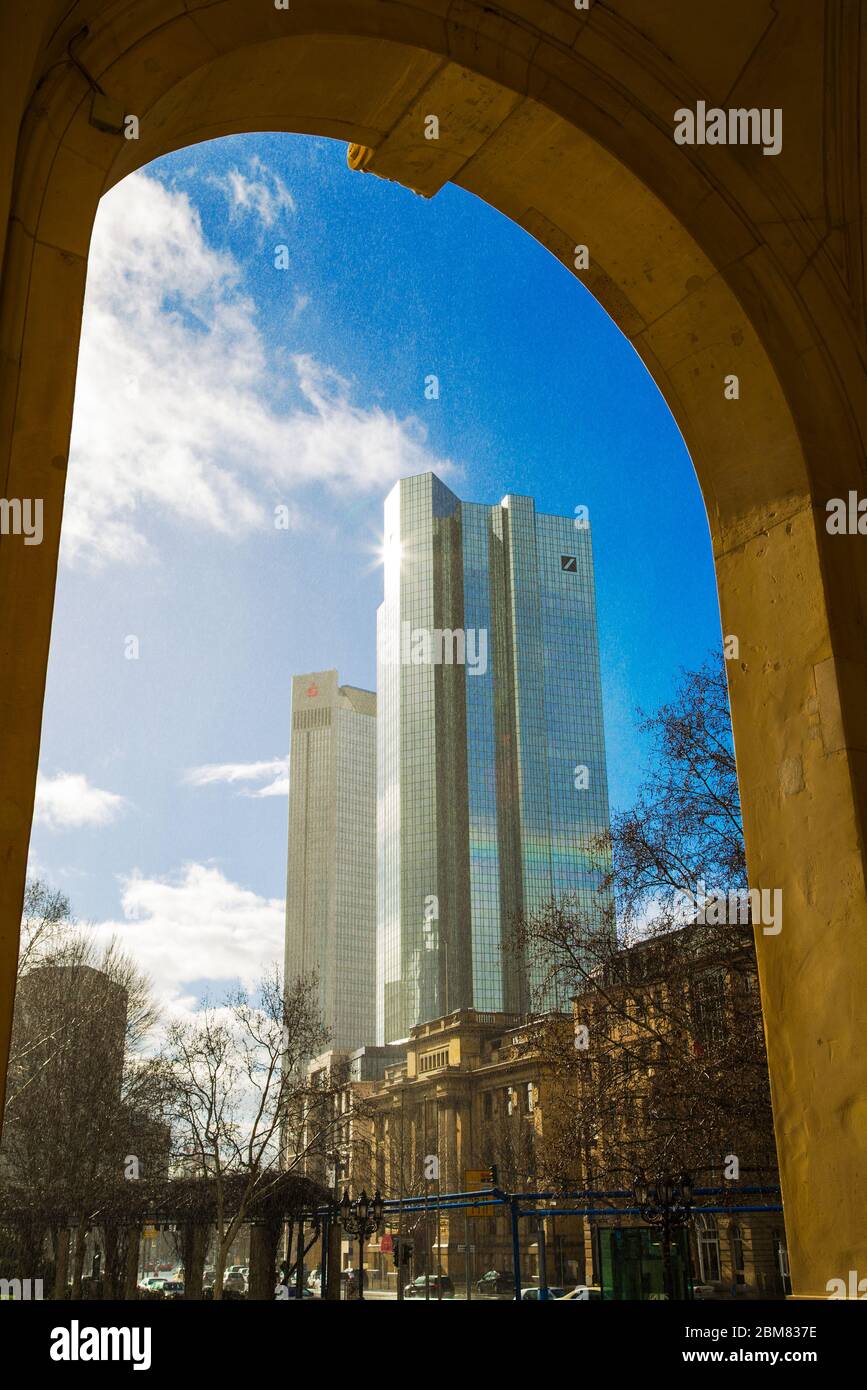 Finanzgeschäftstürme in Frankfurt am Main, durch einen Schleier des Regens aus dem Bogenportikus der Alten Oper gesehen. Stockfoto