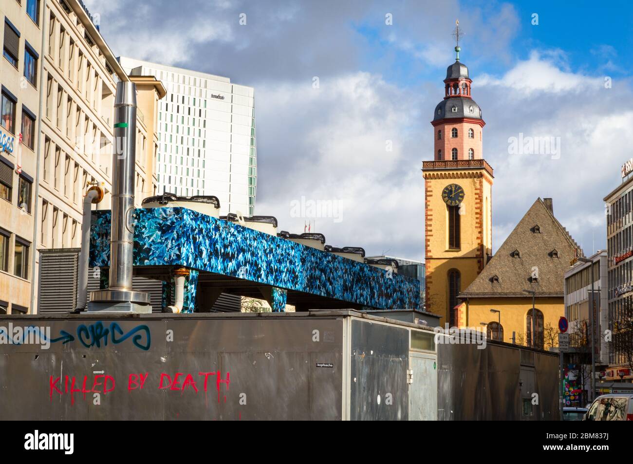 Graffiti auf einem temporären Gebäude hinter der Katharinenkirche Katharinenkirche) in Frankfurt am Main, Deutschland. Stockfoto