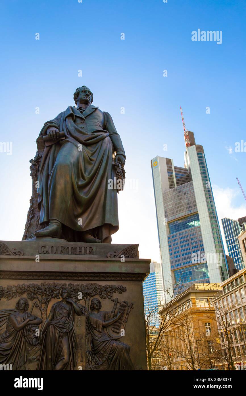 Goethe-Statue am Goetheplatz, Frankfurt am Main. Johann Wolfgang von Goethe ist vielleicht Deutschlands herausragende literarische Figur. Stockfoto
