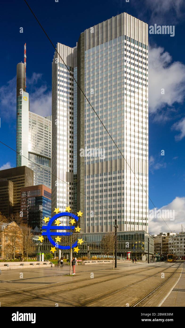Das ehemalige Hauptquartier der Europäischen Zentralbank (EZB) (Eurotower) und der Commerzbank-Turm in Frankfurt am Main. Stockfoto