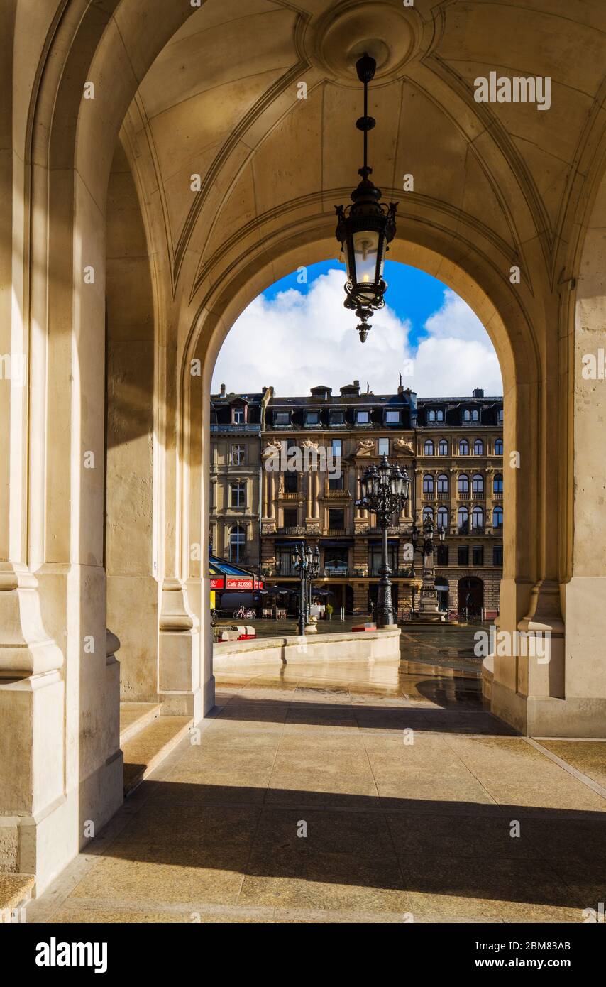 Bogenportikus der Alten Oper, Frankfurt am Main. Die Alte Oper ist das ursprüngliche Opernhaus in Frankfurt und ist heute ein Konzertsaal. Stockfoto