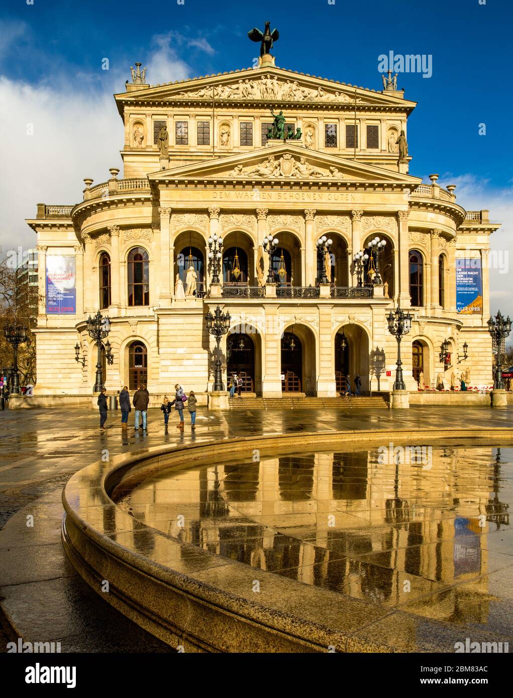 Die Alte Oper, Frankfurt am Main, mit Spiegelung in nassgepflasterter Umgebung. Es ist das ursprüngliche Opernhaus in Frankfurt und ist heute ein Konzertsaal. Stockfoto