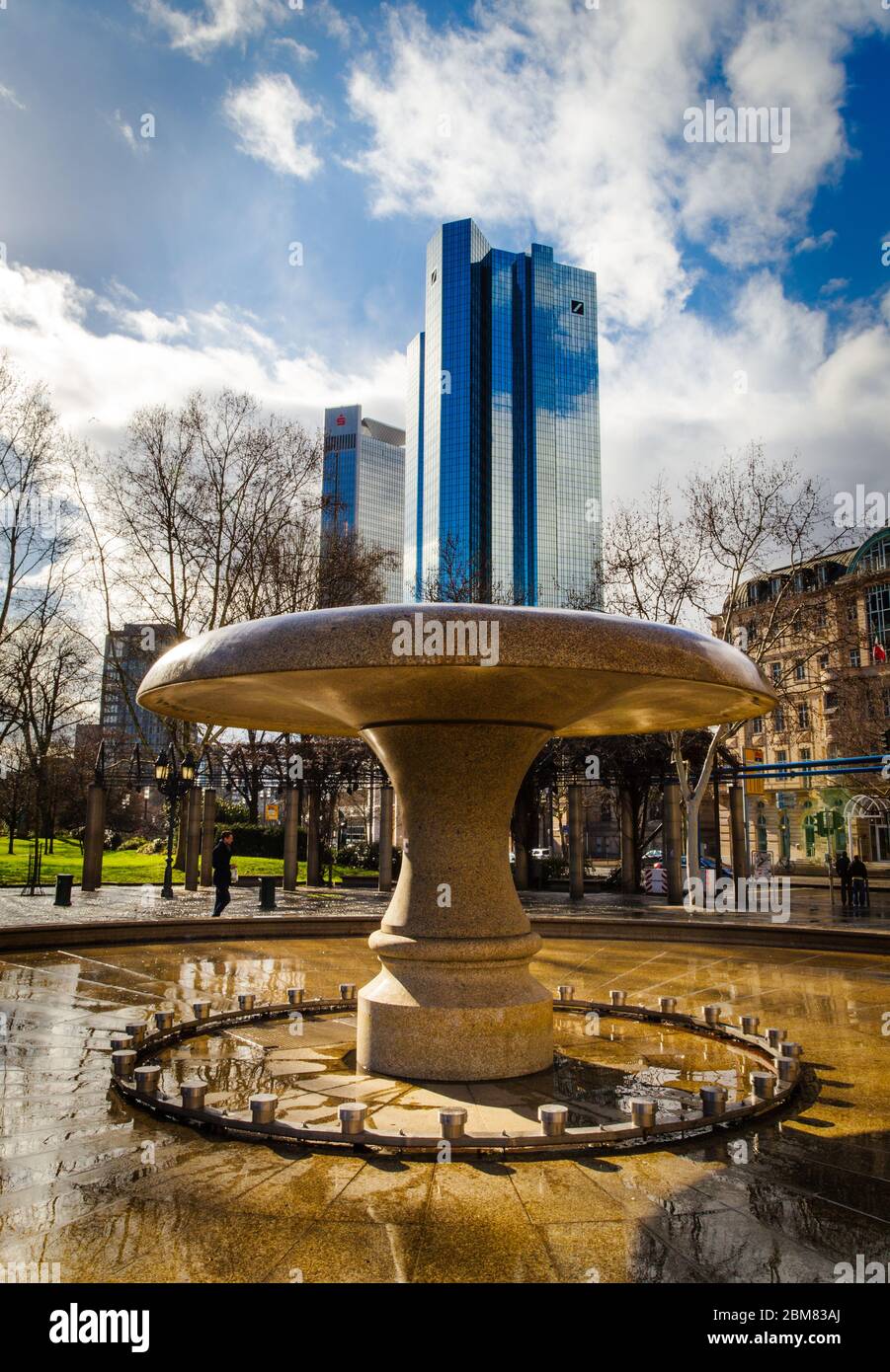 Der Lucae-Brunnen und Finanzgeschäftstürme in Frankfurt am Main. Der Brunnen befindet sich am Opernplatz. Stockfoto