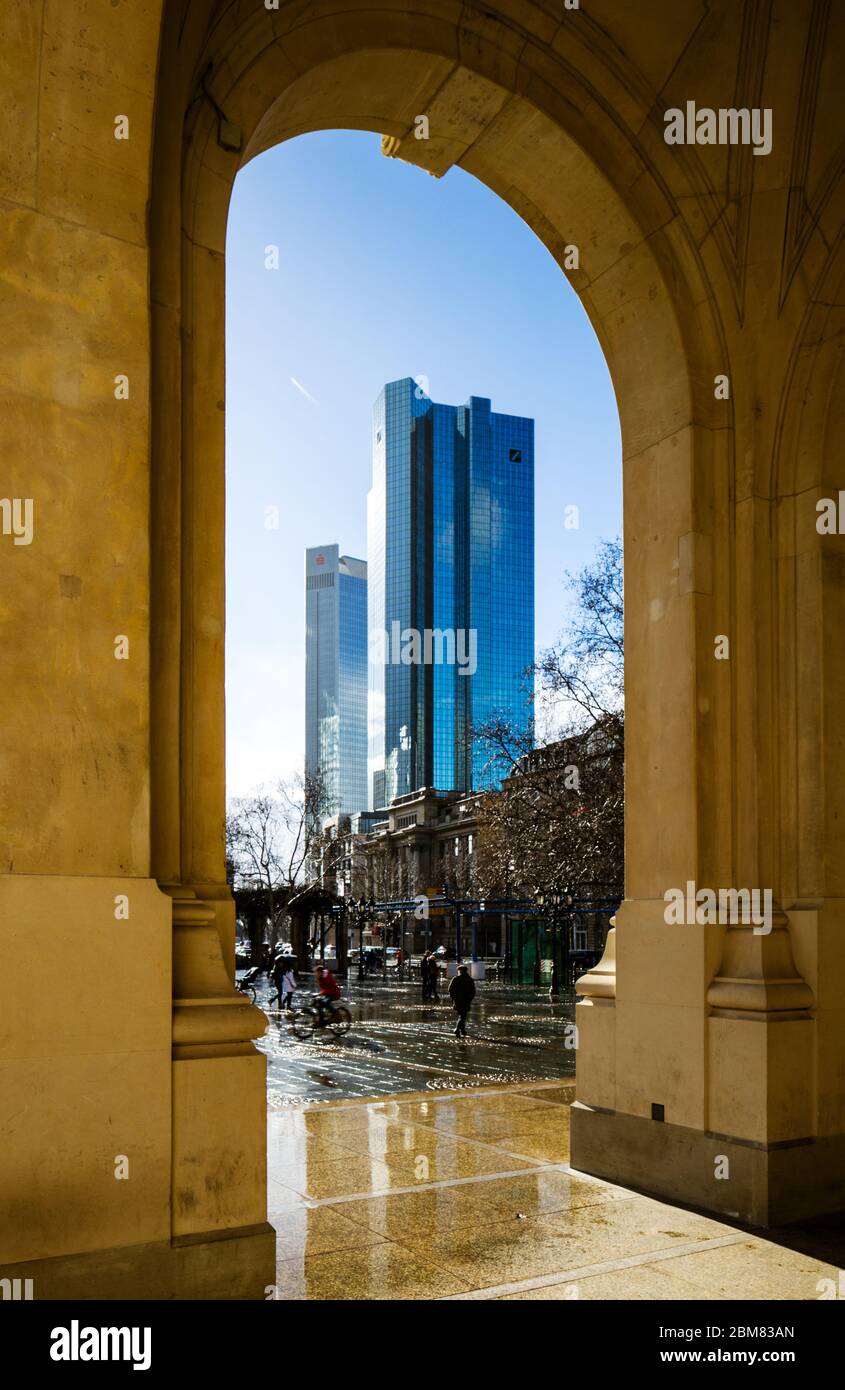 Finanzgeschäftstürme in Frankfurt am Main, vom Bogengang der Alten Oper aus gesehen. Stockfoto