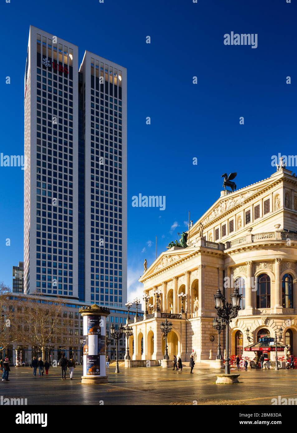 Die Alte Oper und der Opernturm am Opernplatz, Frankfurt am Main, Hessen. Der OpernTurm ist ein 43-stöckiges Hochhaus von Christoph Mäckler, das 170 m (560 ft) groß ist. Stockfoto
