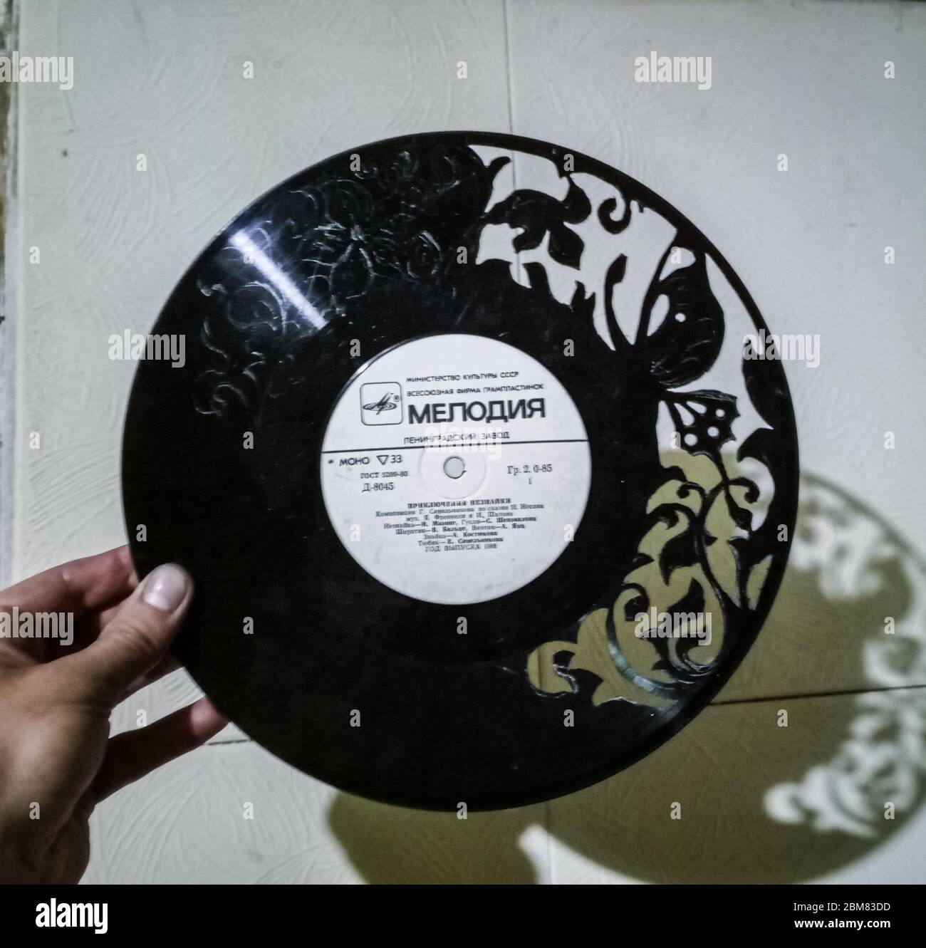 Krasnodar, Russland - 31. März 2020: Kreative Nutzung einer alten Schallplatte. Schnittmuster in Vinyl. Stockfoto