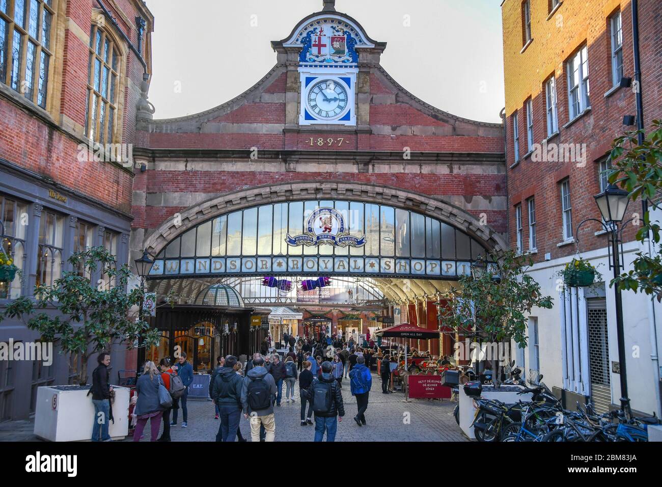 WINDSOR, ENGLAND - NOVEMBER 2018: Eingang zum Windsor Royal Shopping Center in Windsor Innenstadt. Stockfoto