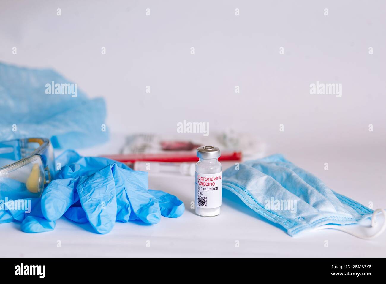 Coronavirus-Impfstoff. Medizinische Vorbereitung in Ampulle. Behandlung der Krankheit, covid-19. Der Impfstoff auf einem weißen Hintergrund und auf dem Hintergrund eines Stockfoto
