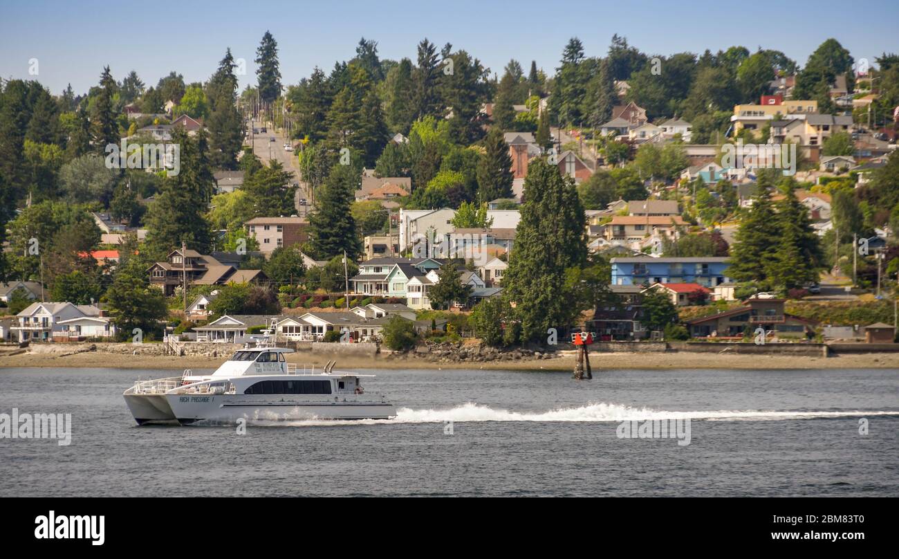 SEATTLE, Washington State, USA - JUNI 2018: Hohe Geschwindigkeit der Fähre überqueren Elliott Bay nach Seattle. Stockfoto