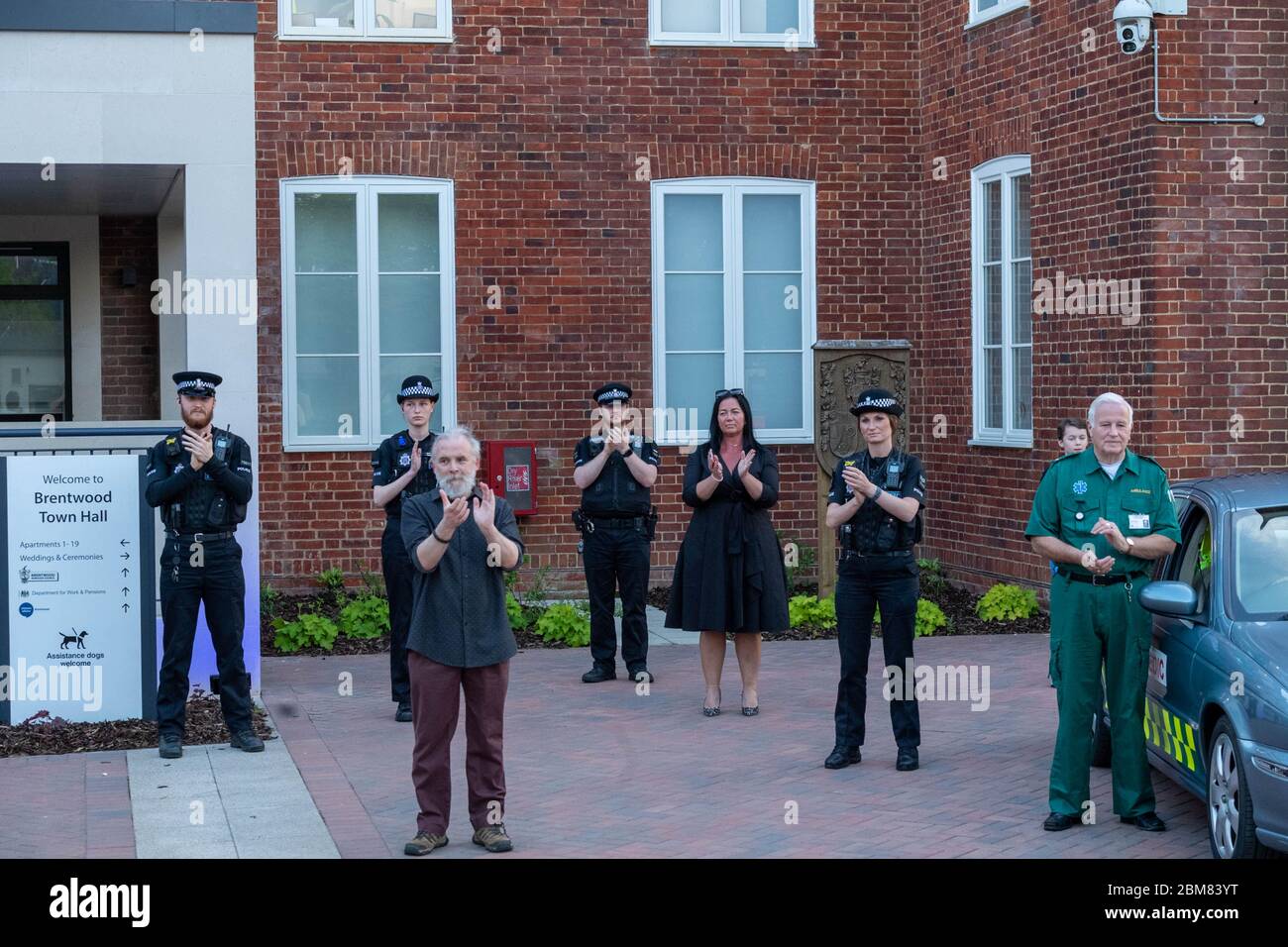 Brentwood Essex, Großbritannien. Mai 2020. Clap für NHS, Clap für Betreuer Brentwood Rathaus mit Essex Polizei, Ratsherren und andere Mitarbeiter. Zwei Trompeter der Brentwood Imperial Youth Band spielten 'We'll meet again at the Start. Kredit: Ian Davidson/Alamy Live News Stockfoto