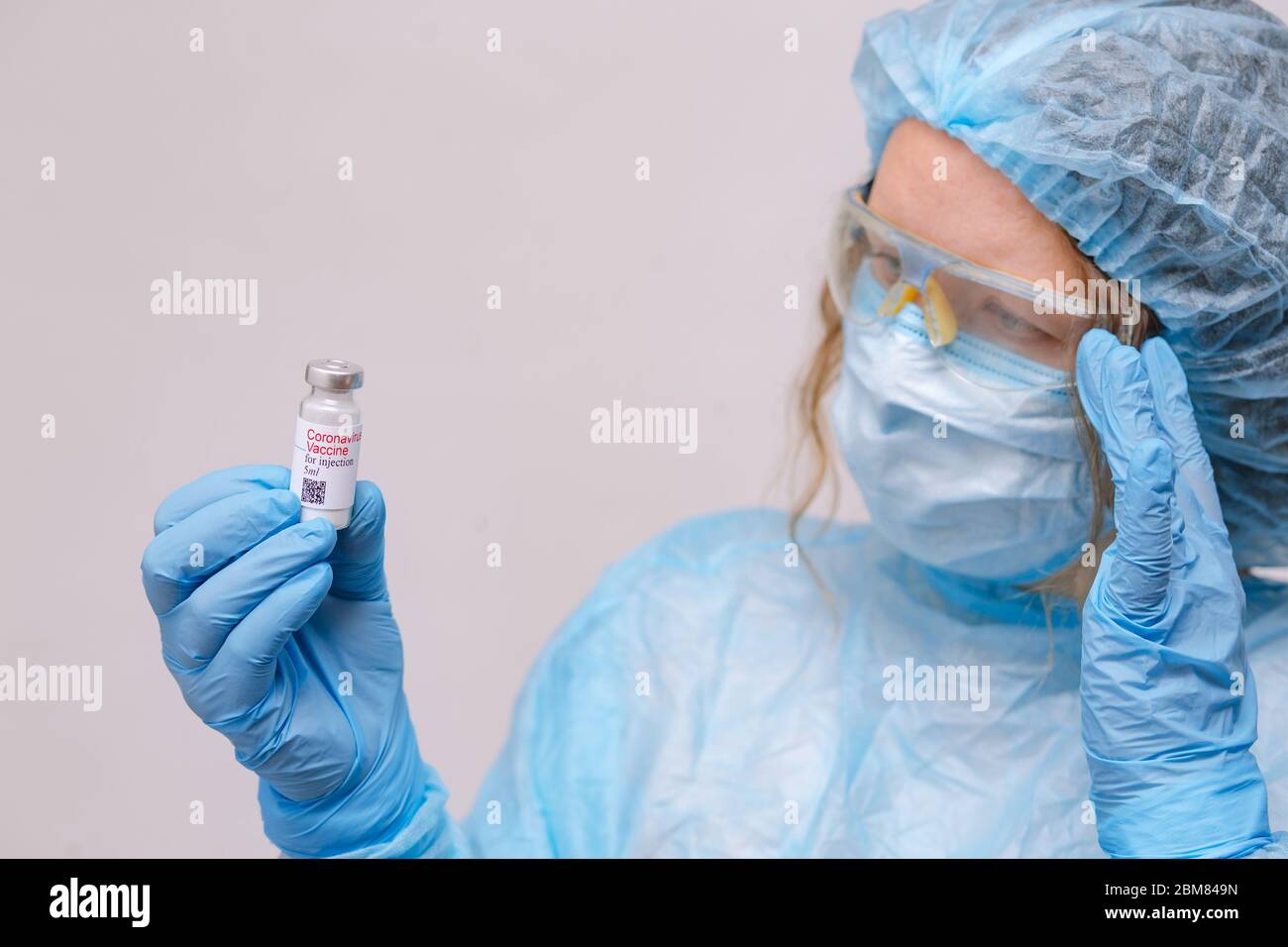 Coronavirus-Impfstoff. Arzt mit Impfstoff. Krankenschwester mit einem Coronavirus-Impfstoff. Hände, die eine Ampulle gegen Covid-19 halten. Stockfoto