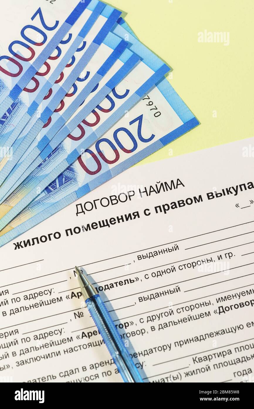 Registrierung und Unterzeichnung des Mietvertrags. Russischer Text 'Wohnung Mietvertrag mit dem Recht zu kaufen', Rubel Noten für die Zahlung und p Stockfoto