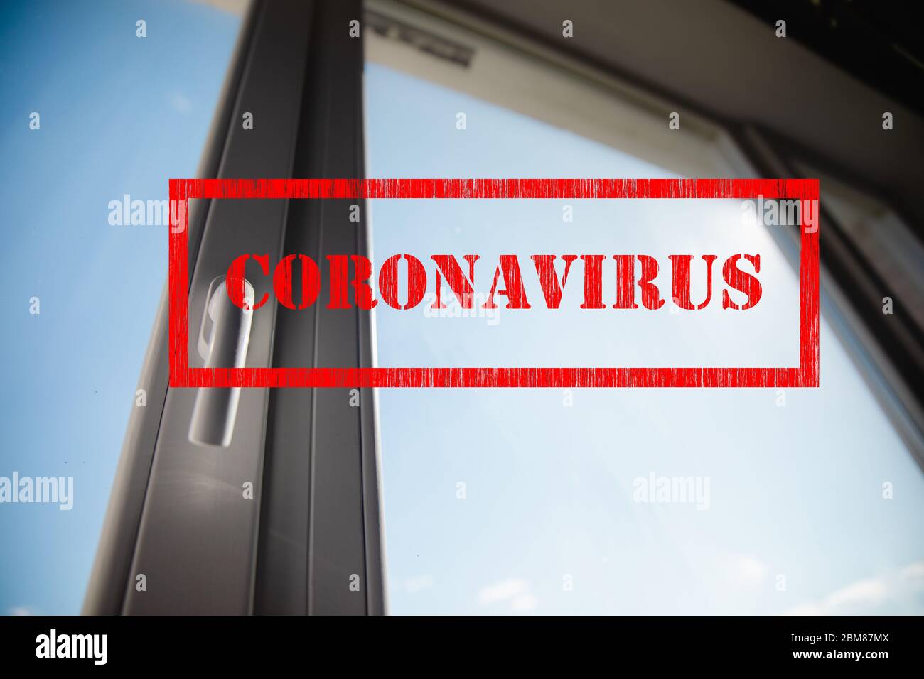 Coronavirus Zeichen und weißen Kunststoff-Fenster mit blauem Himmel Hintergrund, Blick auf außen von zu Hause Isolation Stockfoto