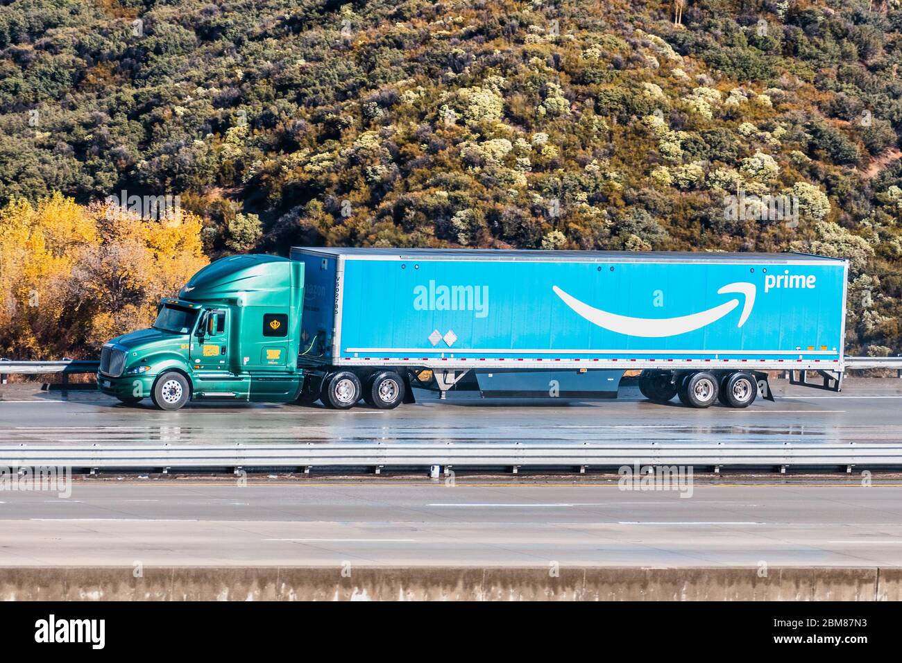 8. Dezember 2019 Los Angeles / CA / USA - Amazon LKW Fahren auf der  Autobahn, das große Prime Logo auf der Seite gedruckt Stockfotografie -  Alamy