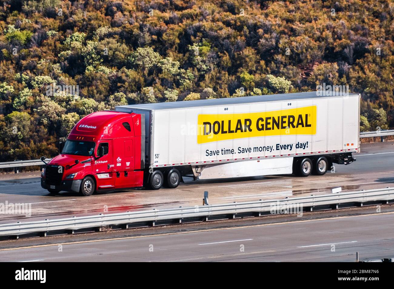 Dec 8, 2019 Los Angeles/CA/USA-Dollar allgemeine Lkw fahren auf der Autobahn; Dollar General Corporation ist eine US-amerikanische Kette der Vielfalt Geschäfte er Stockfoto