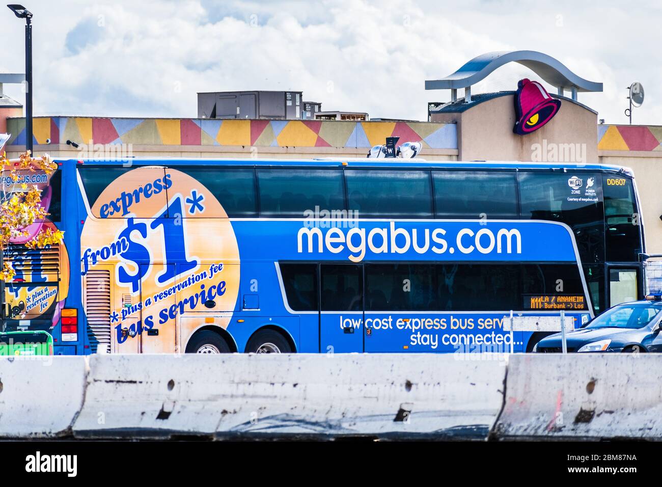8. Dez 2019 Lost Hills / CA / USA - Megabus hielt an einem RASTPLATZ I5 auf dem Weg nach Los Angeles; Megabus, gebrandmarkt als megabus.com, ist ein Intercity-Bus s Stockfoto