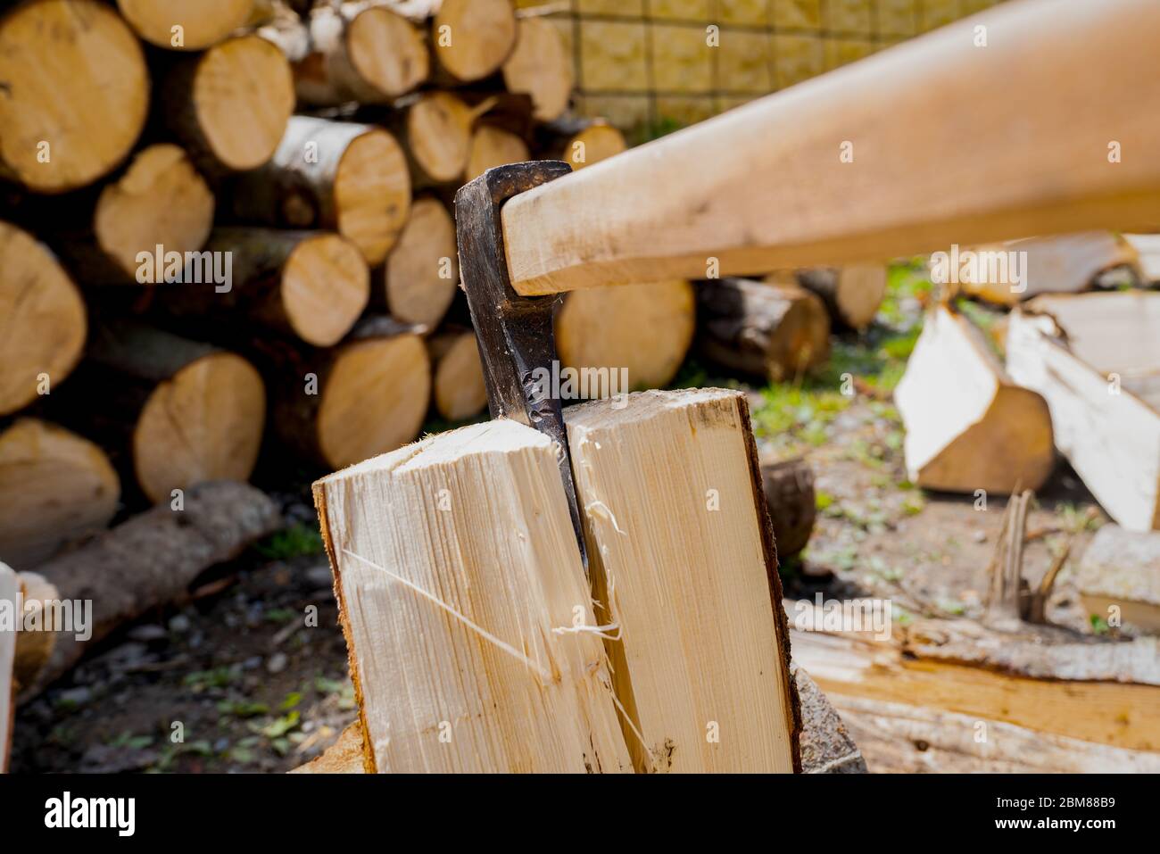 Holz hacken mit Vintage Axt. Eingefrorener Moment. Stockfoto