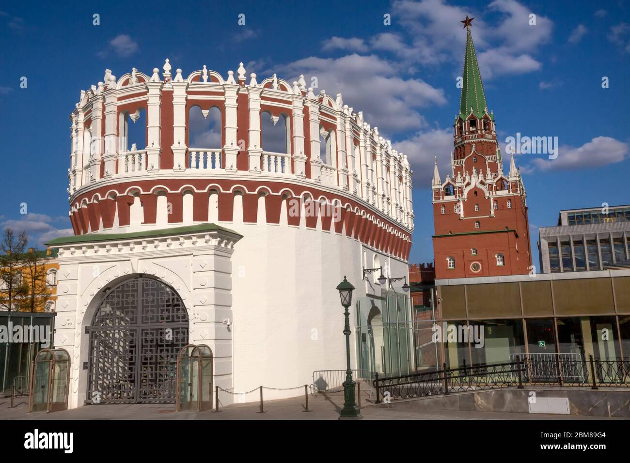 Blick auf den Kutafya-Turm und Troitskaya-Turm des Moskauer Kremls im Zentrum von Moskau, Russland Stockfoto