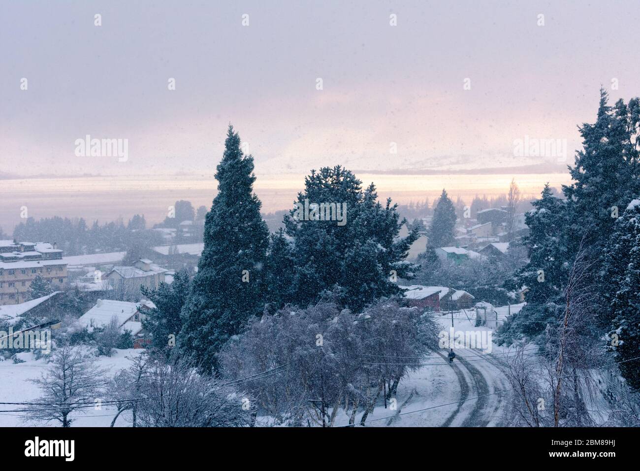 Schneefall in Bariloche mit der Sonne im Nahuel Huapi See reflektiert Stockfoto