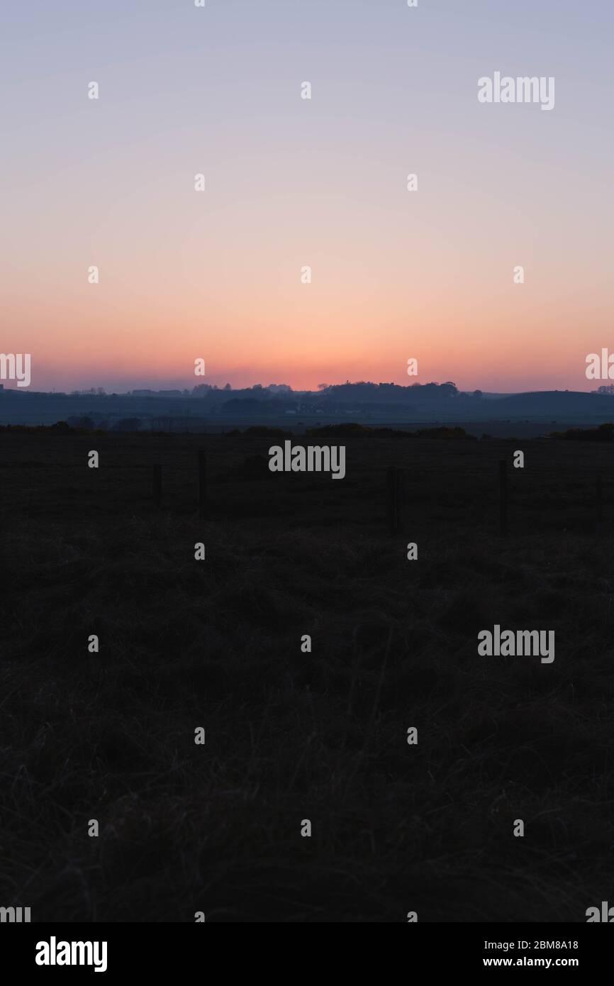 Sonne sinkt unter dem Horizont in Aberdeenshire, Schottland Stockfoto