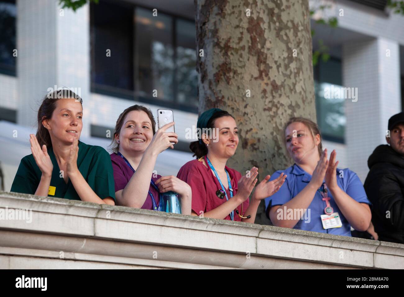 London, Großbritannien, 7. Mai 2020: Mitarbeiter des NHS-Krankenhauses St. Thomas' versammeln sich an der Wand gegenüber der Themse zum Parlamentsgebäude, wo sie Beifall für ihre engagierten Bemühungen zur Behandlung der Opfer der COVID-19-Pandemie gaben und erhielten. Anna Watson/Alamy Live News Stockfoto