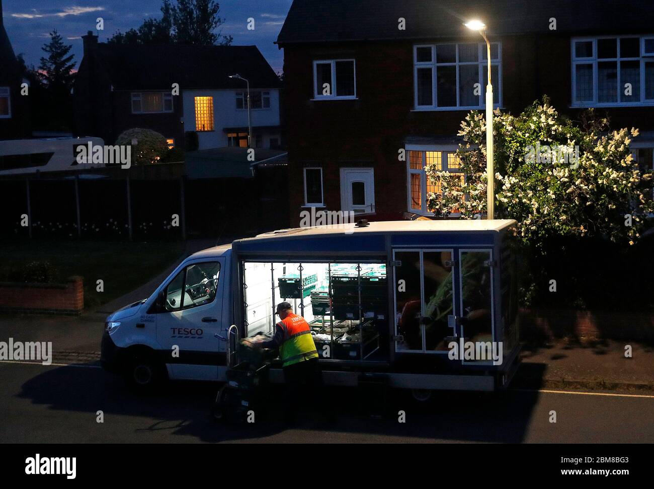 Loughborough, Leicestershire, Großbritannien. Mai 2020. Ein Tesco Supermarktfahrer macht eine Nachtzeit Lebensmittelzustellung während der Coronavirus Pandemie Sperrung. Credit Darren Staples/Alamy Live News. Stockfoto