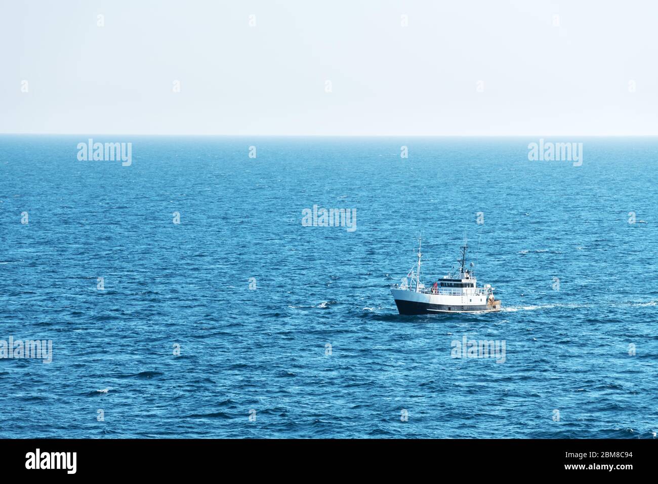 Lonely angeln Schiff Trawler Yacht am Meer Wasser. Ruhe und klare Meer sonniges Wetter. Schönen Horizont der Marine Stockfoto