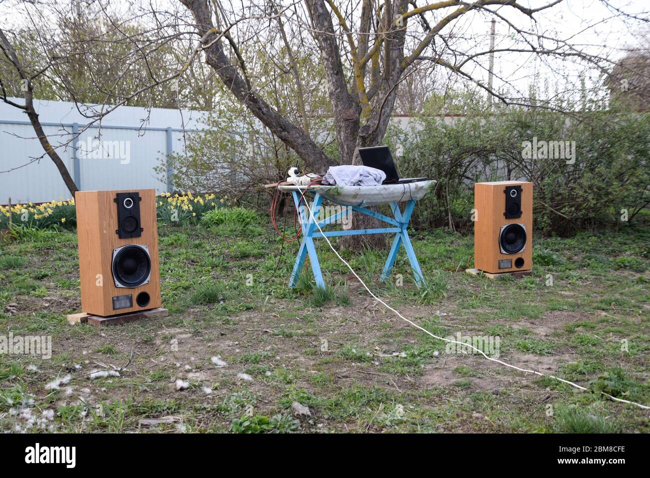 Akustiksystem Amphiton 35as-018. Musik-Lautsprecher im Garten im Freien, Musik hören. Stockfoto