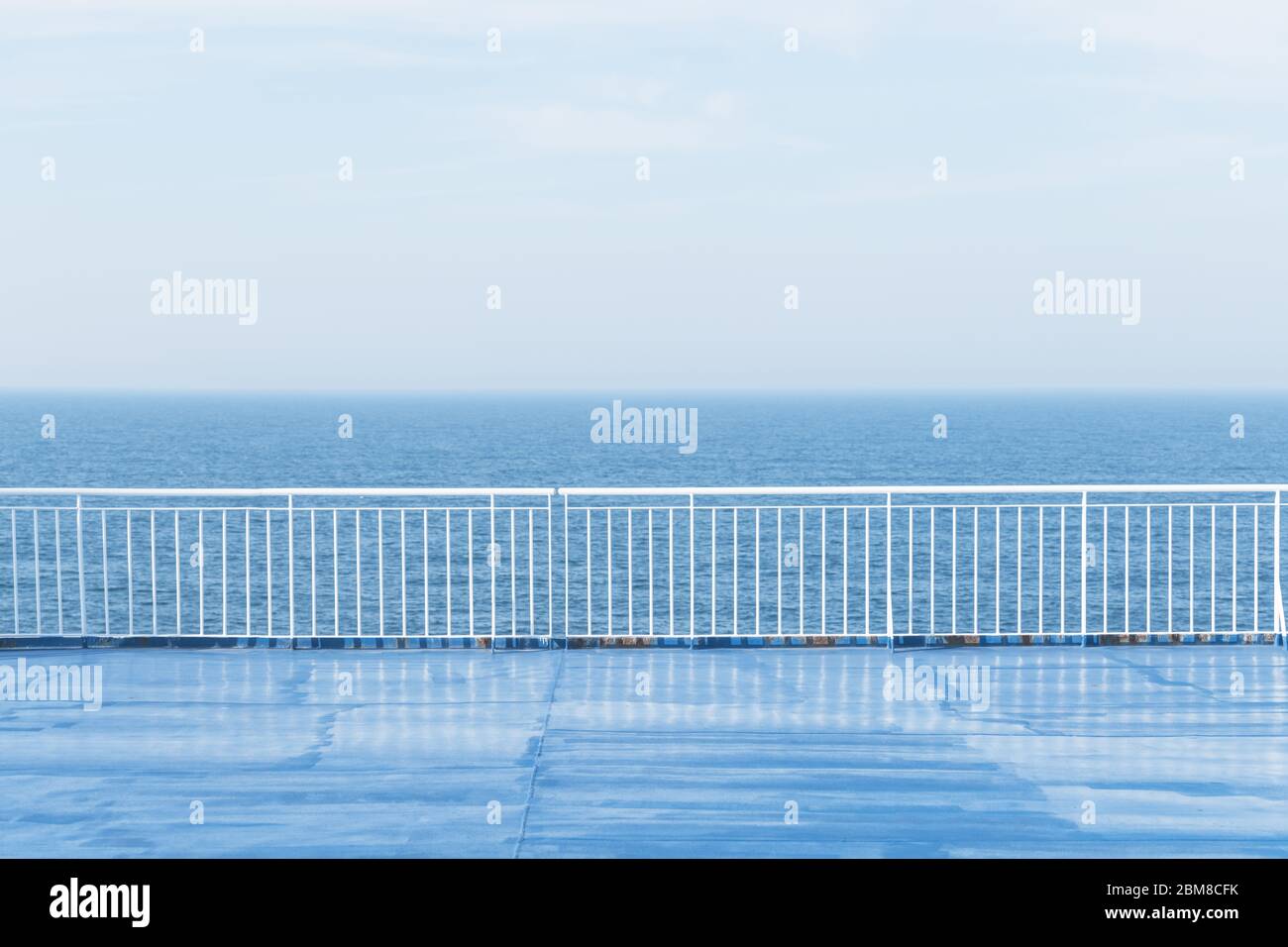 Blauer Ozean mit klarem Himmel vom Kreuzfahrtschiff. Minimalismus in der Fotografie Stockfoto