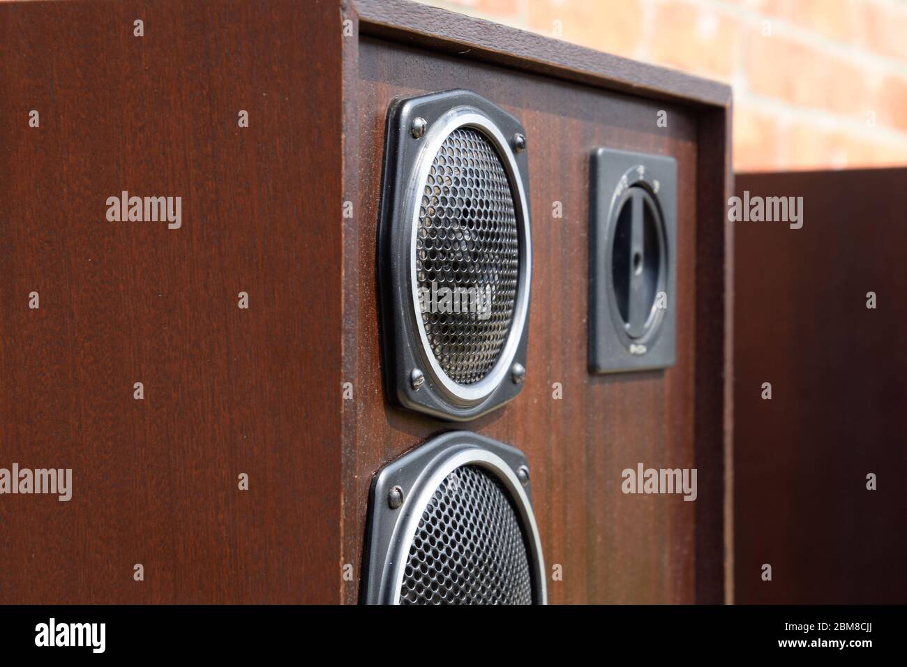 Akustikanlage Radiotehnica S90, 35 s-012. Sowjetische Vintage-Audio-Ausrüstung. Musiksäulen aus Sperrholz und Furnier wertvoller Holzarten. Stockfoto