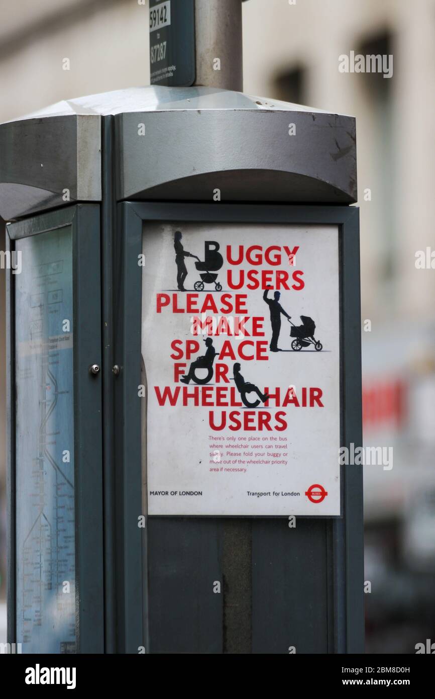 Buggy-Nutzer bitte Platz für Rollstuhlfahrer. Schild an der Bushaltestelle in London, England. Stockfoto