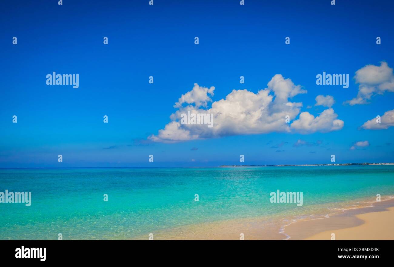 Leere Seven Mile Beach in der Karibik während der Einschließung, Grand Cayman, Cayman Islands Stockfoto