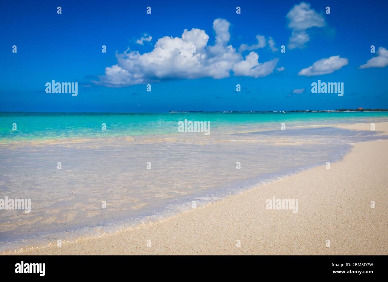 Leere Seven Mile Beach in der Karibik während der Einschließung, Grand Cayman, Cayman Islands Stockfoto