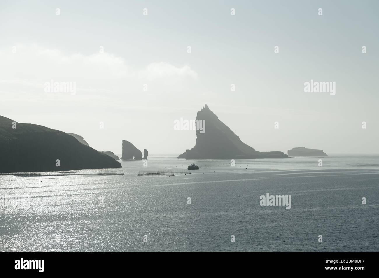 Dramatische Sicht auf Meer Tindholmur Drangarnir und Stapel im Atlantischen Ozean, Färöer Inseln. Landschaftsfotografie Stockfoto