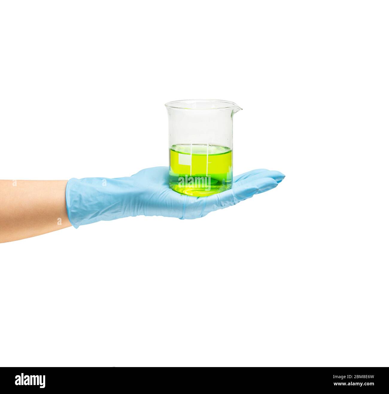 Weibliche Hand eines Sanitäter in einem sicheren blauen Gummihandschuh, in dem die Flüssigkeit ist ein grüner Impfstoff, die Entwicklung von Medikamenten. Isolieren Sie auf weißem Hintergrund. Stockfoto