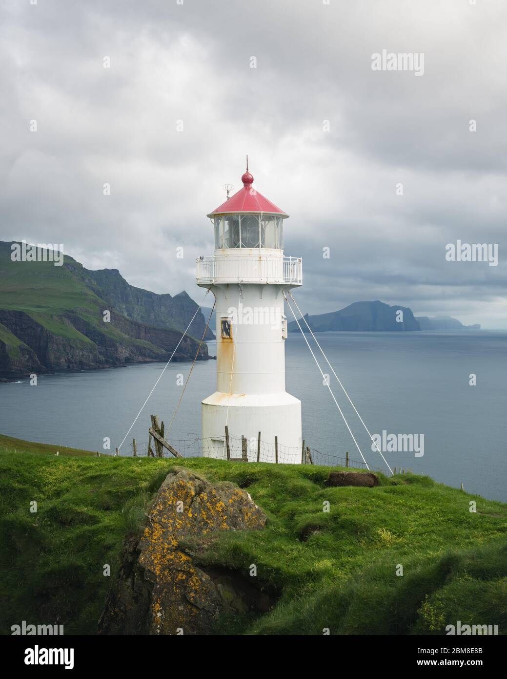Nebel Blick auf alte Leuchtturm auf der Insel Mykines, Färöer, Dänemark. Landschaftsfotografie Stockfoto