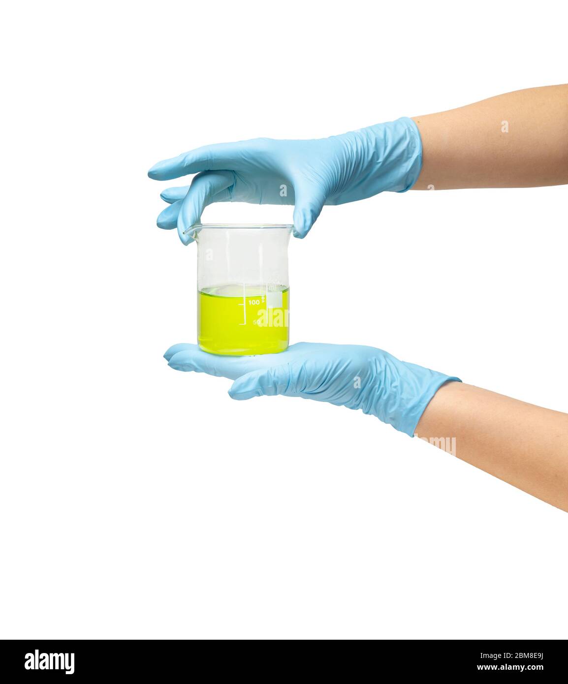 Weibliche Hand eines Sanitäter in einem sicheren blauen Gummihandschuh, in dem die Flüssigkeit ist ein grüner Impfstoff, die Entwicklung von Medikamenten. Isolieren Sie auf weißem Hintergrund. Stockfoto