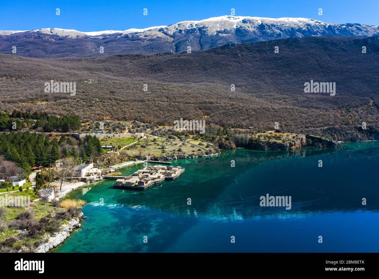 Luftaufnahme des Museums auf dem Wasser in der Bucht der Knochen am Ohrid See in Nord-Mazedonien Stockfoto