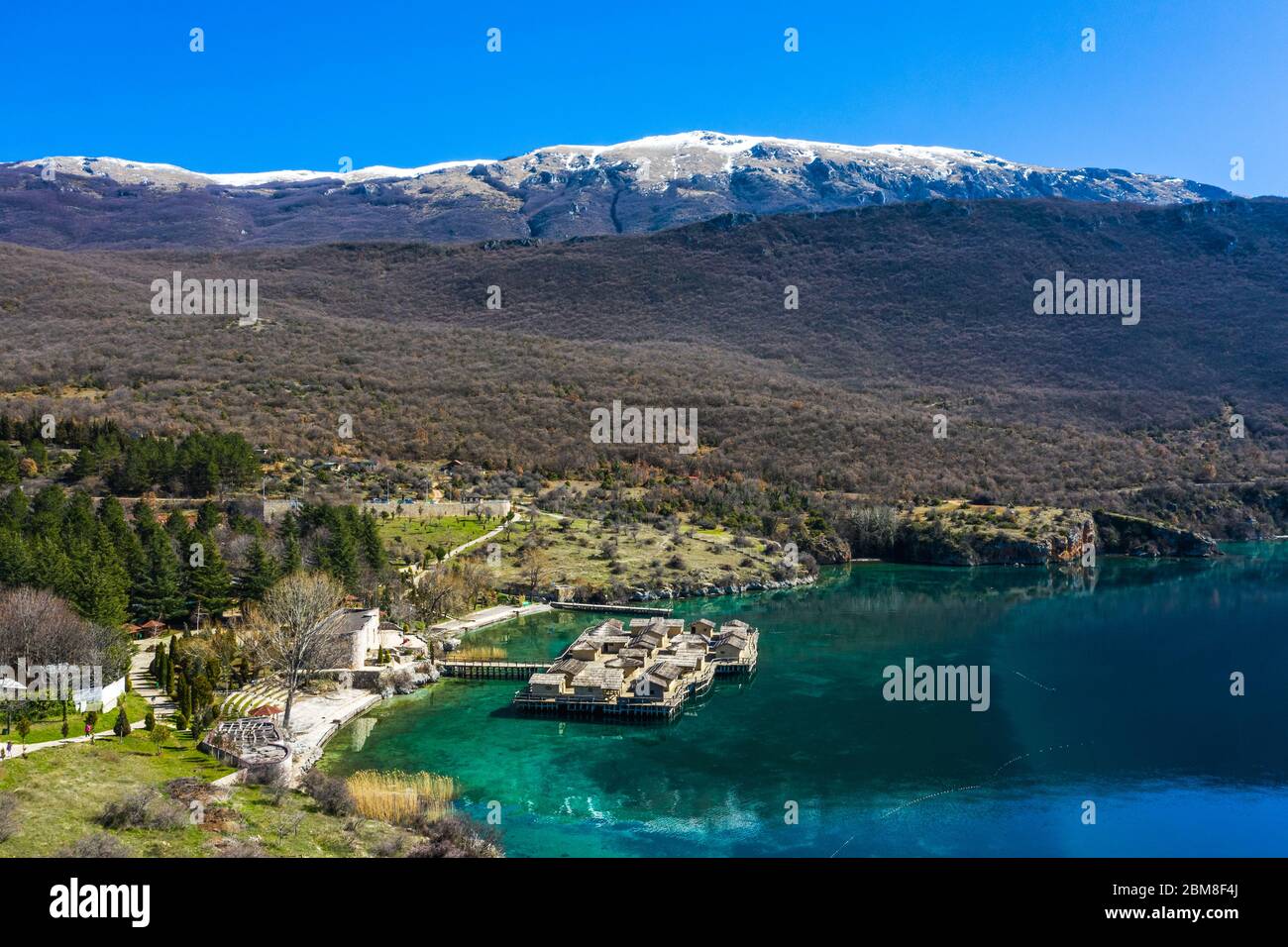 Luftaufnahme des Museums auf dem Wasser in der Bucht der Knochen am Ohrid See in Nord-Mazedonien Stockfoto