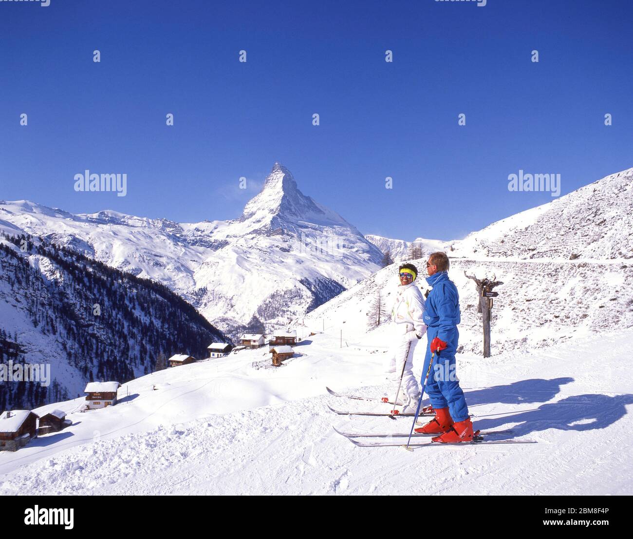 Skifahrer auf der Piste mit Matterhorn Mountain Behind, Zermatt, Wallis, Schweiz Stockfoto