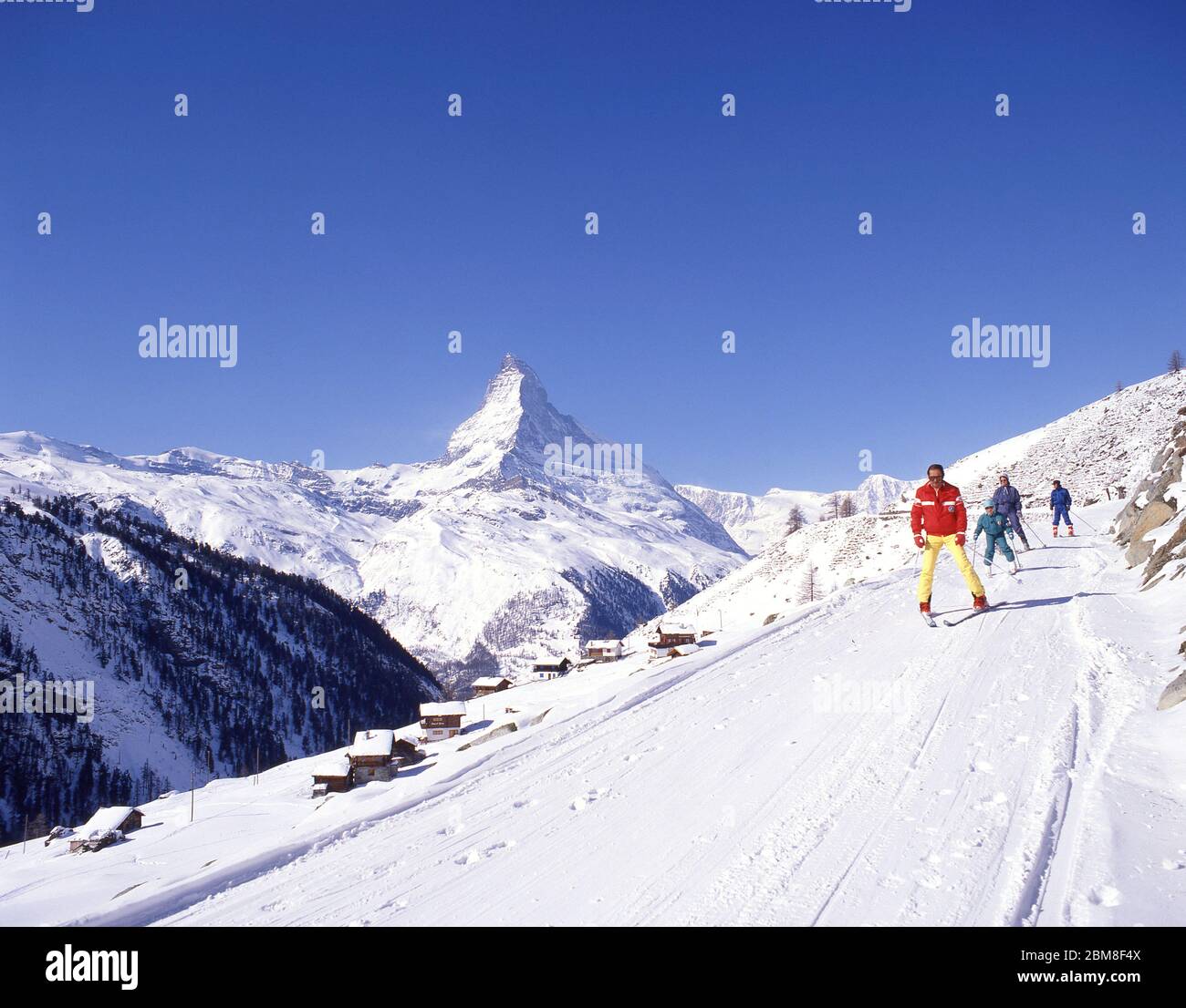 Skifahrer auf der Piste mit Matterhorn Mountain Behind, Zermatt, Wallis, Schweiz Stockfoto