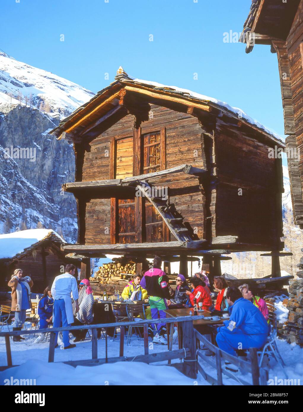 Außenbar und Holzlager im Zentrum von Zermatt, Wallis, Schweiz Stockfoto