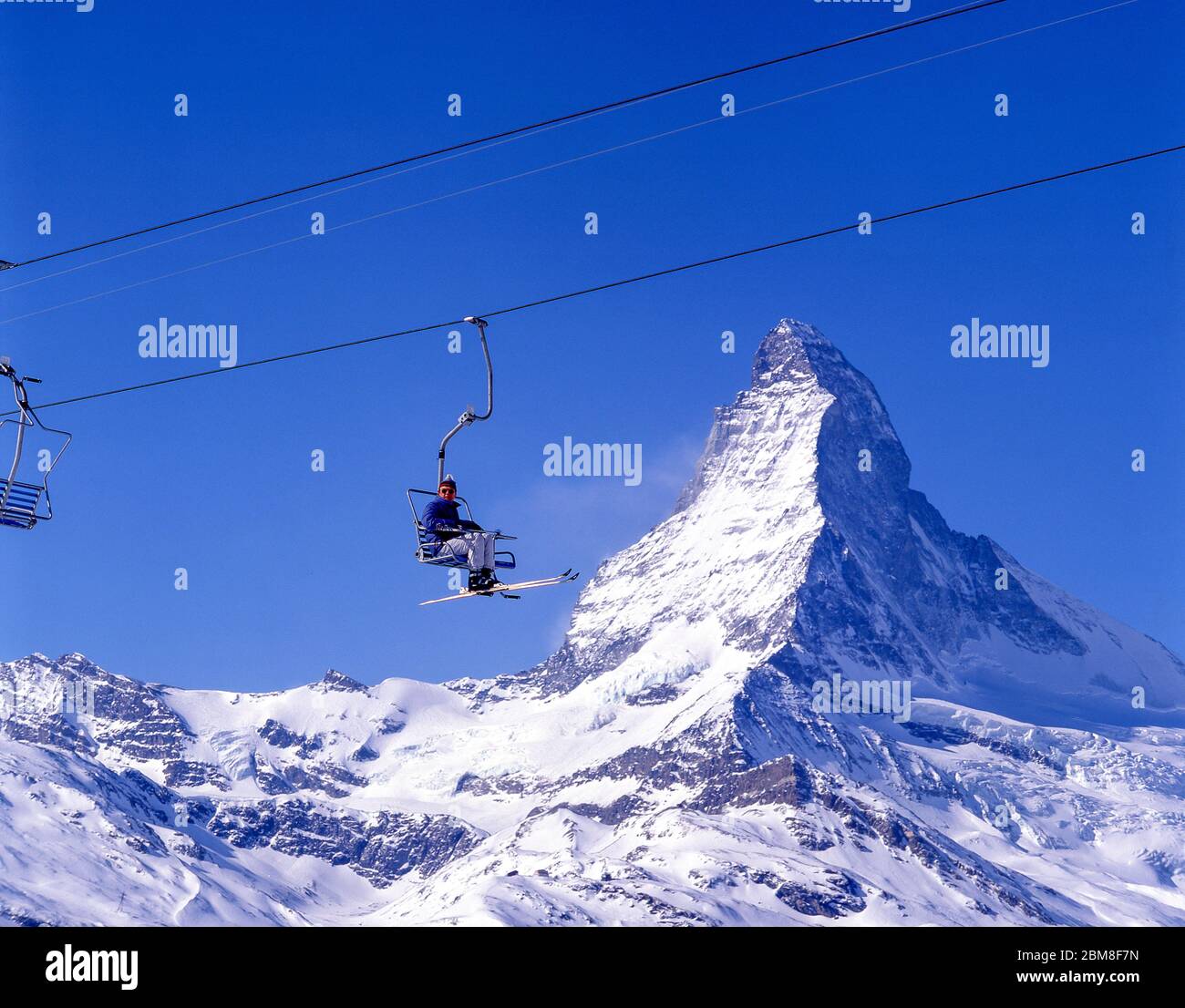 Sessellift mit Matterhorn Mountain dahinter, Zermatt, Wallis, Schweiz Stockfoto