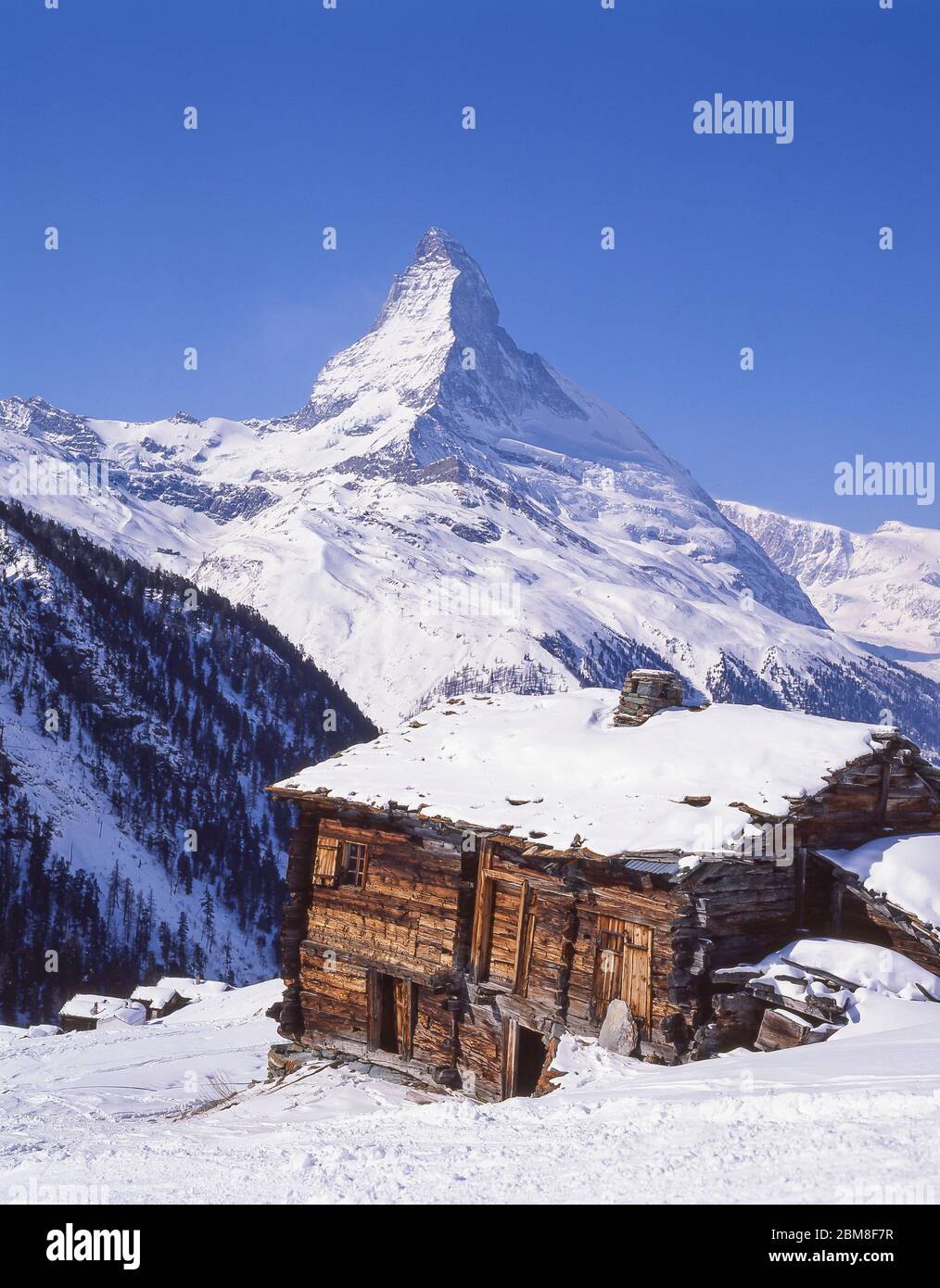 Berghütte mit Matterhorn Mountain Behind, Zermatt, Wallis, Schweiz Stockfoto