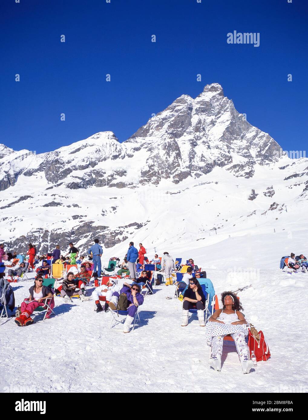 Skifahrer entspannen auf der Piste, Breuil-Cervinia, Aostatal, Italien Stockfoto