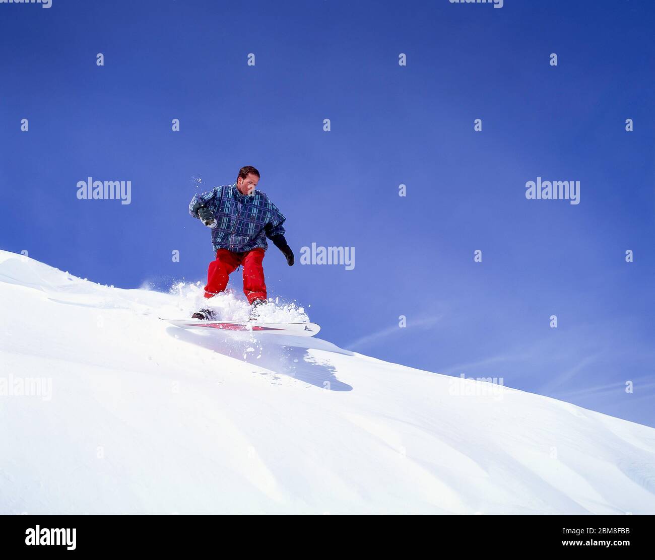 Junger Snowboarder auf der Piste, Verbier, Kanton Wallis, Schweiz Stockfoto