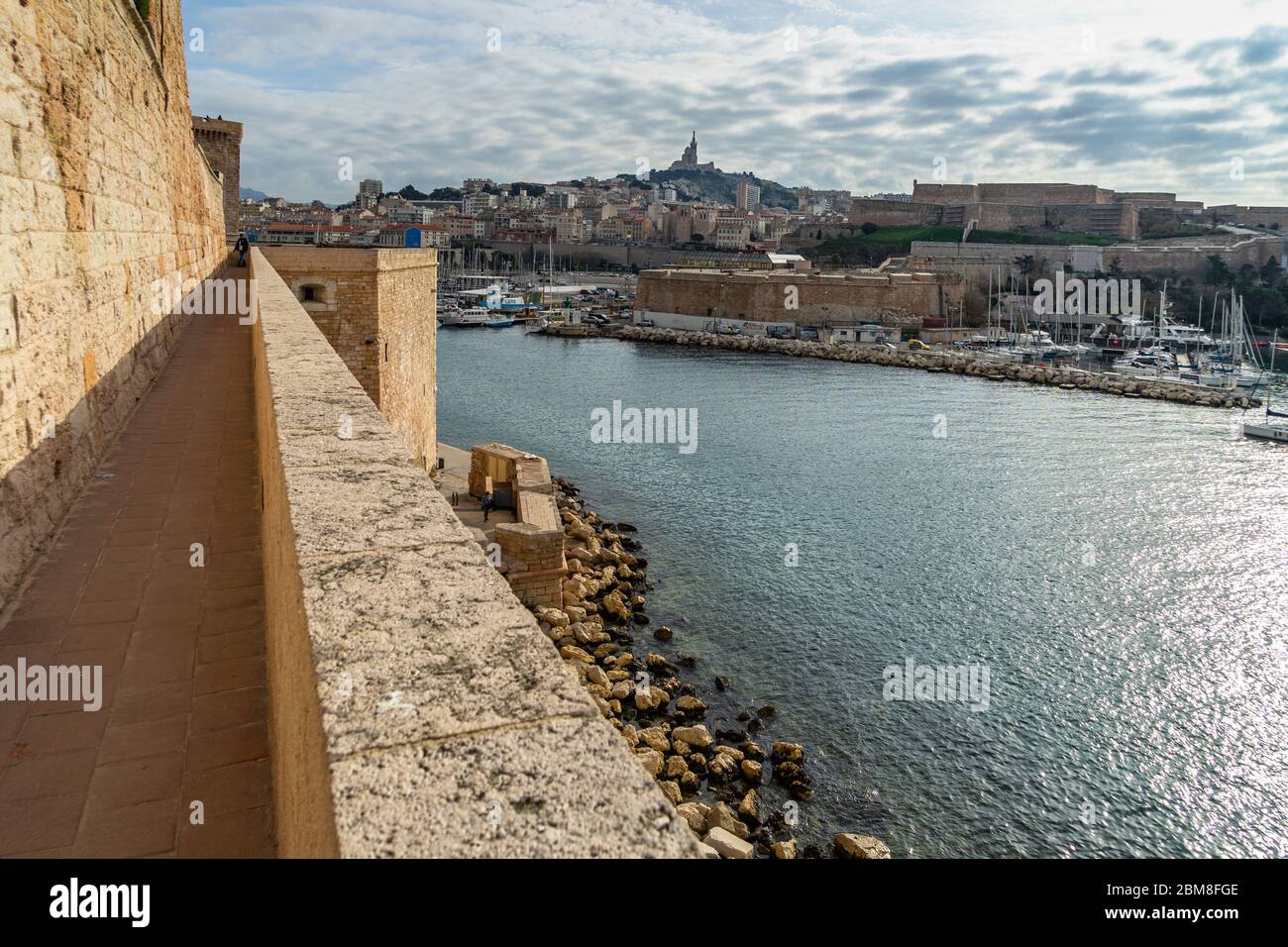 Der malerische Weg an den Außenwänden des Fort Saint-Jean mit Blick auf den alten Hafen von Marseille, Frankreich Stockfoto