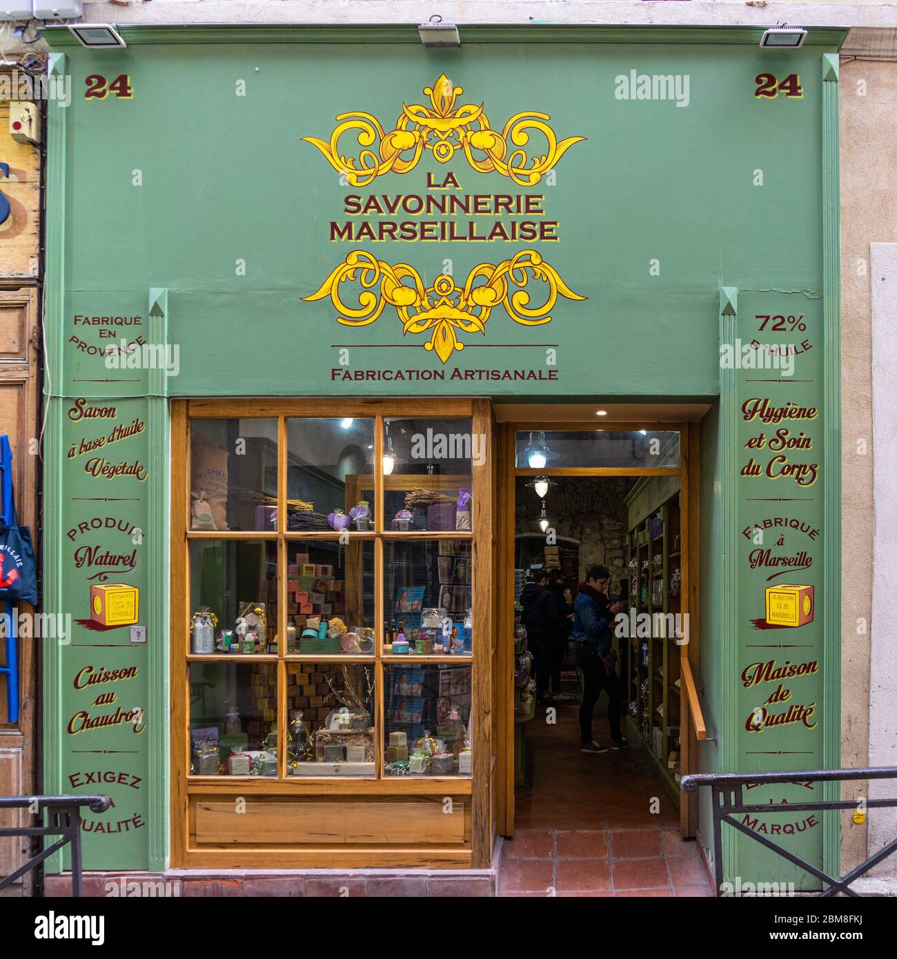 Ein typisches Geschäft im Viertel Marseille Le Panier, das die berühmte Seife von Marseille oder Savon de Marseille verkauft. Marseille, Frankreich, Januar 2020 Stockfoto