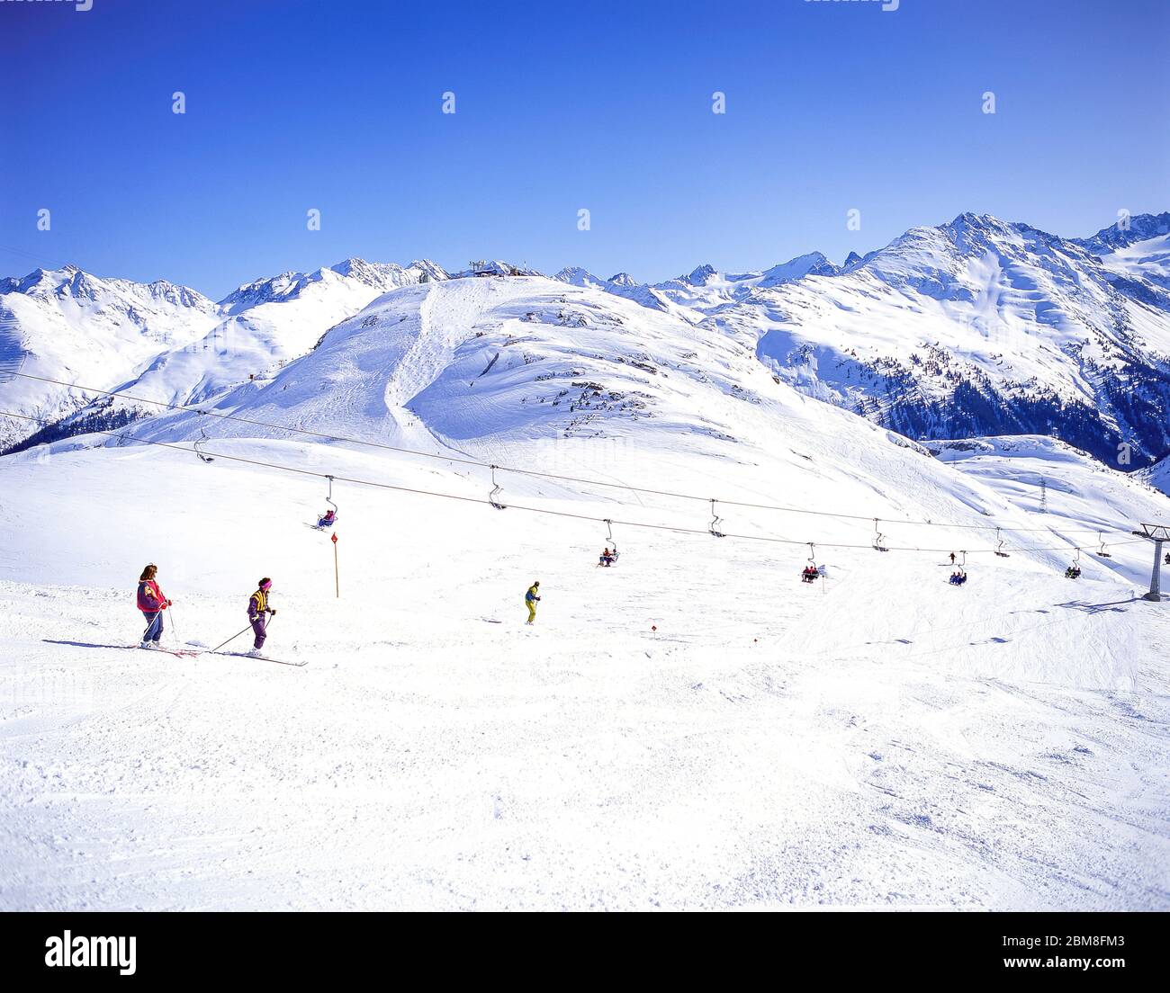 Skifahrer auf der Piste, St.Anton (Sankt Anton am Arlberg), Tirol, Österreich Stockfoto