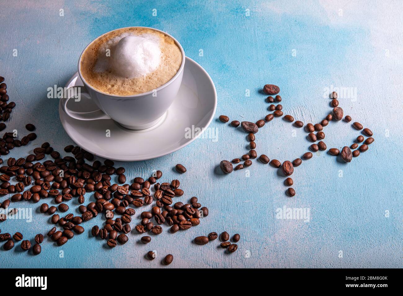 Eine Tasse Kaffee mit Koffein Molekül von Kaffeebohnen erstellt. Chemische  Formel von Koffein mit geröstetem Kaffee verschütten aus der Tasse auf  blauen Holzrücken Stockfotografie - Alamy